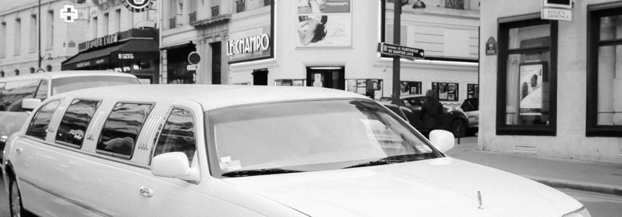 witte limousine geparkeerd aan de zijkant van de weg